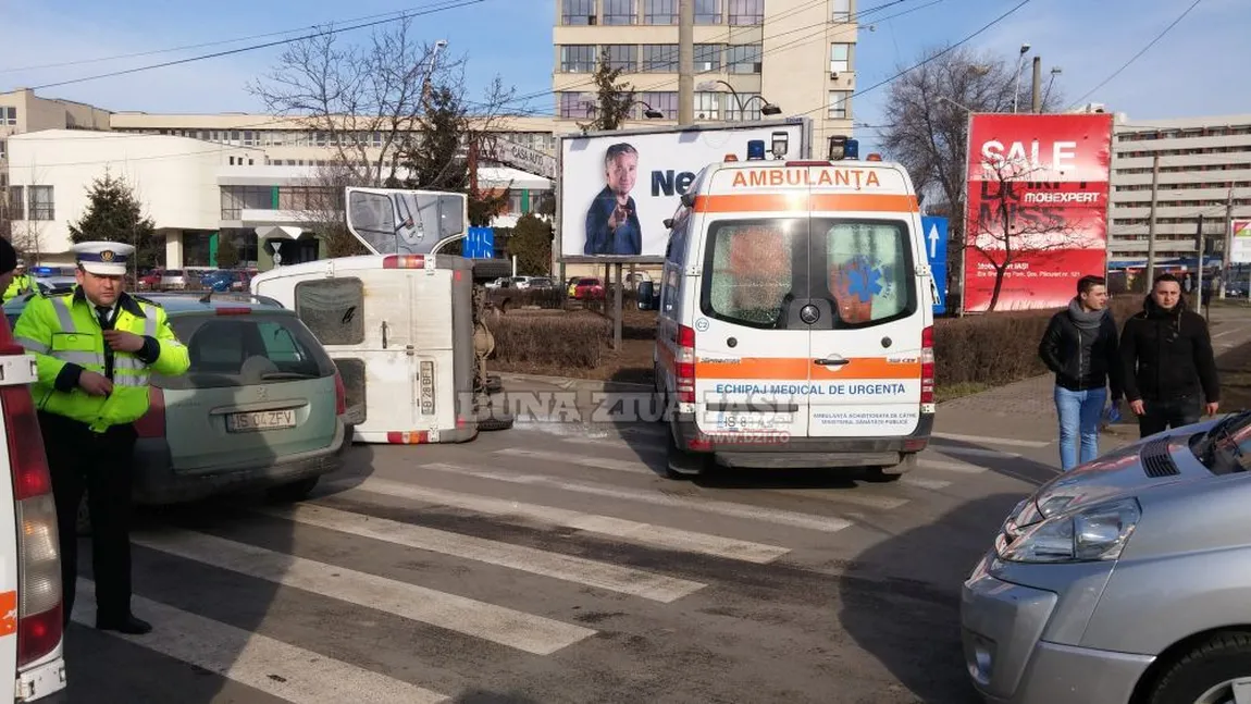 Ambulanţă în misiune lovită de un microbuz, la Iaşi VIDEO