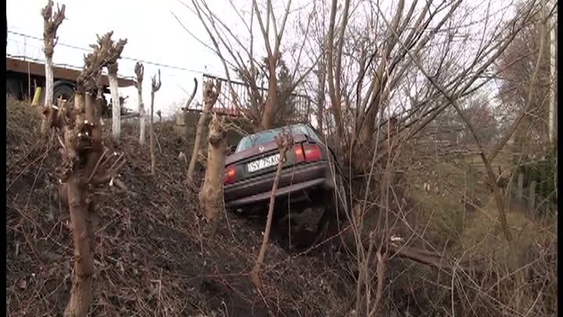 Accident spectaculos în Suceava. Un şofer a sărit cu maşina de pe pod şi s-a oprit între copaci