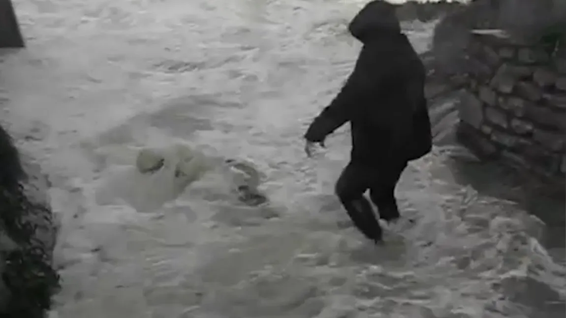 Imagini dramatice: Pensionar luat de valurile puternice. A fost salvat în ultimul moment VIDEO