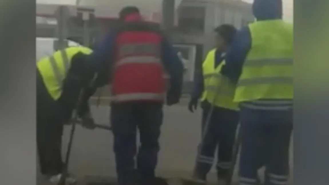 Imagini incredibile surprinse la Buzău. Muncitorii asfaltează cu picioarele VIDEO