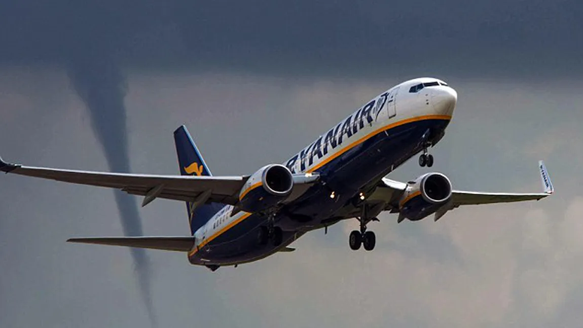 Bătaie între pasagerii unui avion, în plin zbor. Mai mulţi bărbaţi au fost amendaţi cu 25.000 de euro VIDEO