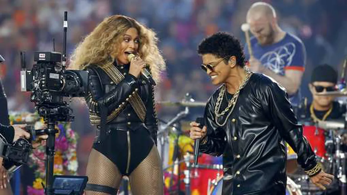Beyonce, cât pe ce să cadă pe scenă la Super Bowl VIDEO
