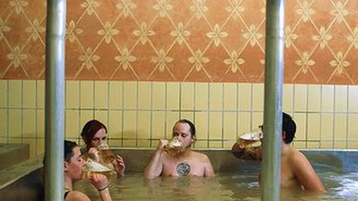 Dilema bărbaţilor: să bea sau să înoate? O braserie din Austria a deschis o piscină cu bere VIDEO