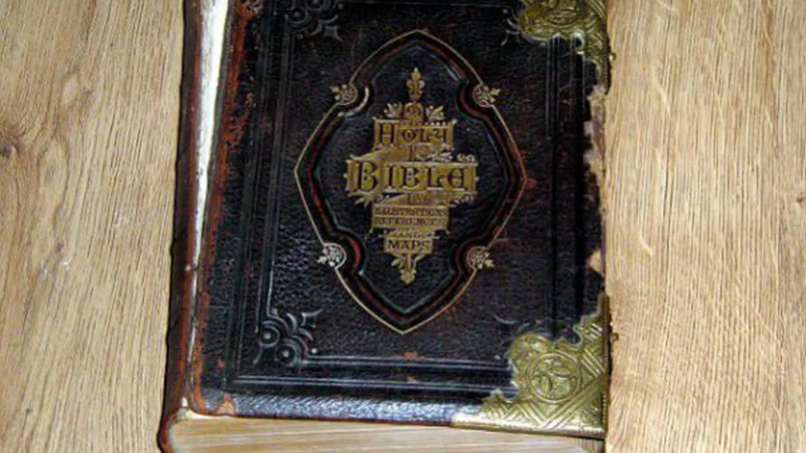 O BIBLIE POSEDATĂ de DEMON a fost la un pas să îşi UCIDĂ proprietara. Cartea este acum de vânzare pe eBay