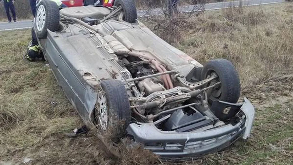 Accident în Timiş. O şoferiţă s-a răsturnat cu BMW-ul