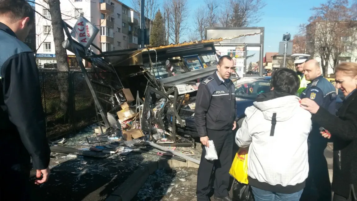 Accident la Braşov, după o şicanare în trafic. O maşină a distrus un chioşc de ziare VIDEO