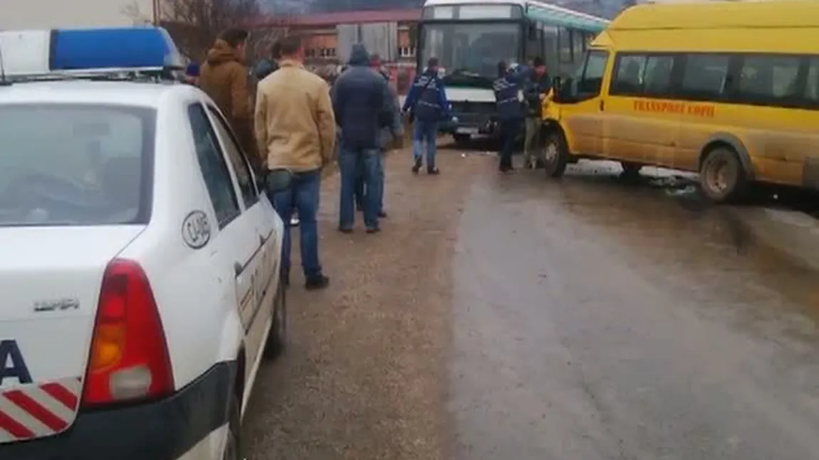 Accident cu microbuzul şcolar, doi copii răniţi VIDEO