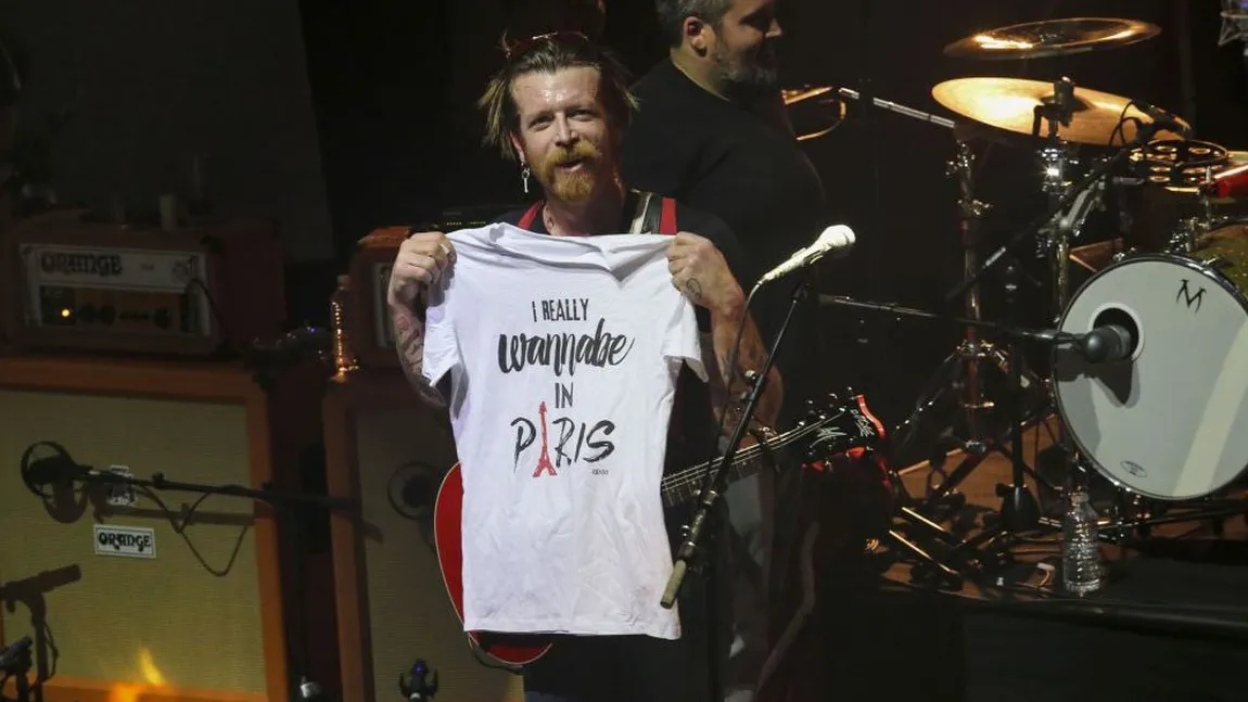 Momente emoţionante în Paris: Trupa Eagles of Death Metal şi-a încheiat concertul întrerupt de terorişti
