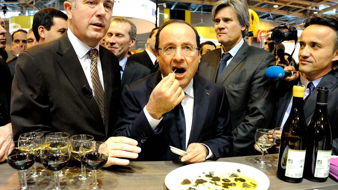 Francois Hollande, huiduit şi insultat de agricultori