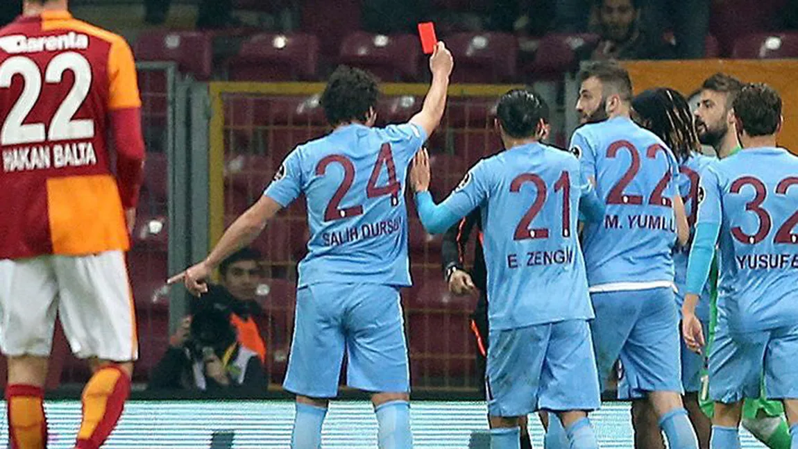Scandal şi comedie în campionatul Turciei. Arbitrul a fost eliminat de un jucător VIDEO
