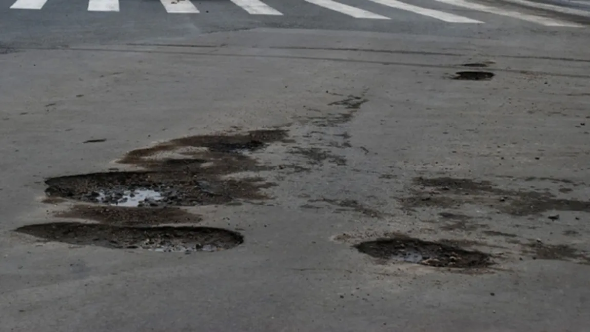 În Bucureşti, GROPILE după zăpadă apar ca ciupercile după ploaie