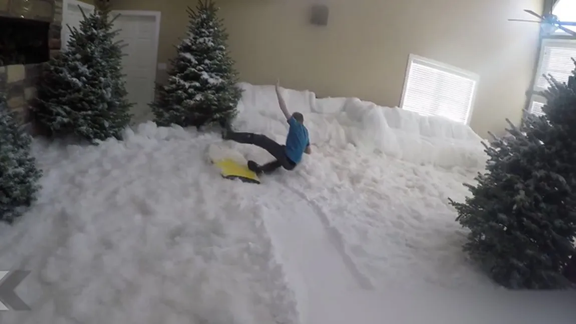 Cea mai tare distracţie. Şi-a umplut casa de zăpadă şi a plantat brazi în sufragerie VIDEO