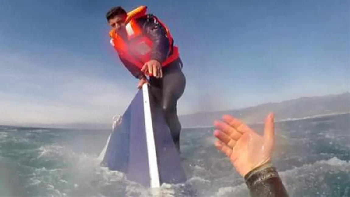 Intervenţie dramatică: Imigrant salvat de la înec. Barca pe care se afla s-a scunfundat aproape în întregime VIDEO