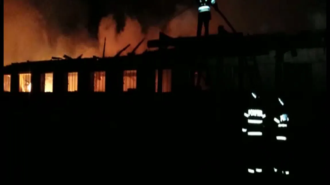 INCENDIU PUTERNIC la un depozit de mobilă din Braşov VIDEO