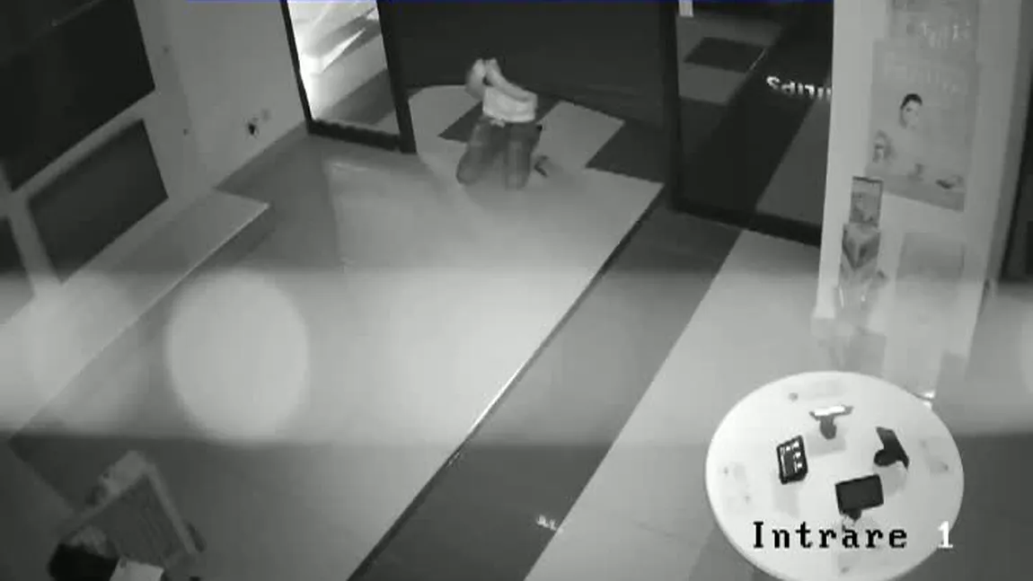 Jaf la un mall din Galaţi. Un tânăr a furat zeci de verighete din aur