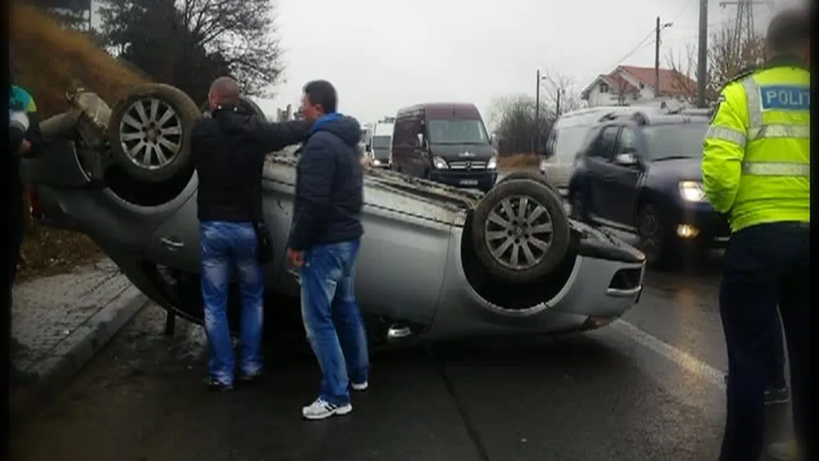 Accident GRAV în Buzău. Un poliţist s-a răsturnat cu maşina