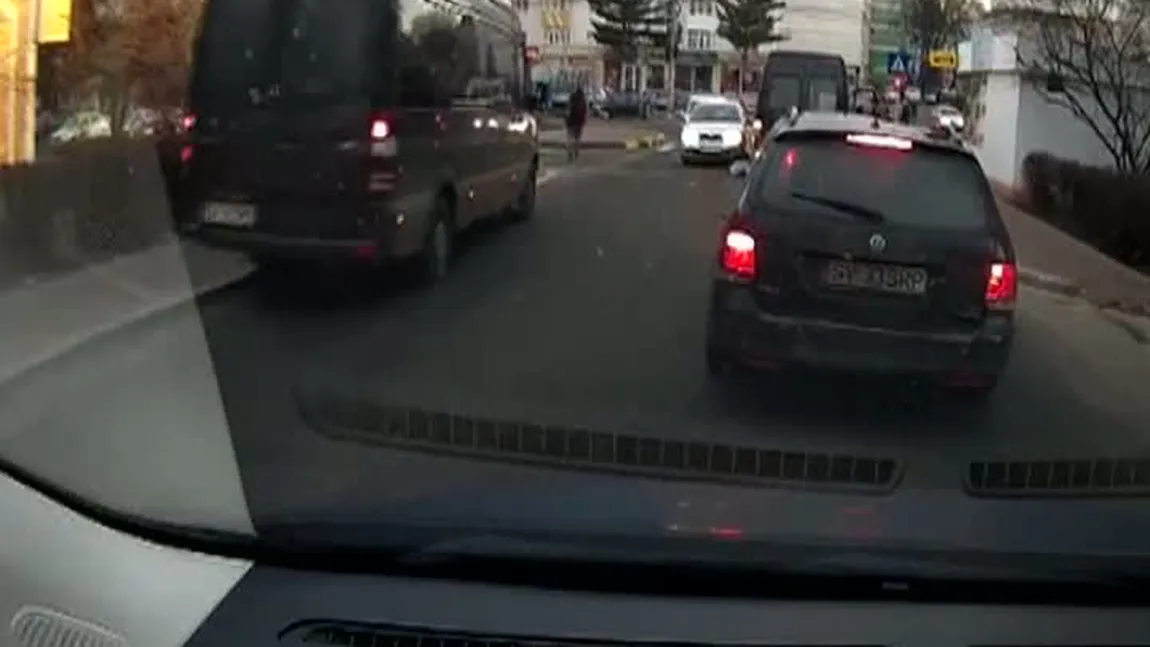 SCENE ULUITOARE în Suceava. Şoferul unui maxi-taxi plin cu pasageri, surprins în timp ce mergea pe contrasens VIDEO