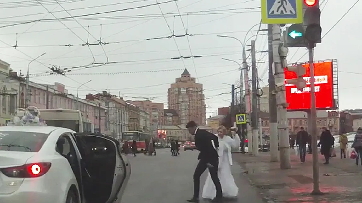 Se întâmplă în Rusia: O mireasă şi-a lovit soţul cu buchetul de flori şi a fugit. Totul s-a petrecut în trafic VIDEO