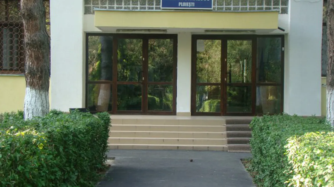 Elevii unui liceu din Ploieşti s-au REVOLTAT împotriva regulamentului intern. Ce îi OBLIGĂ conducerea şcolii