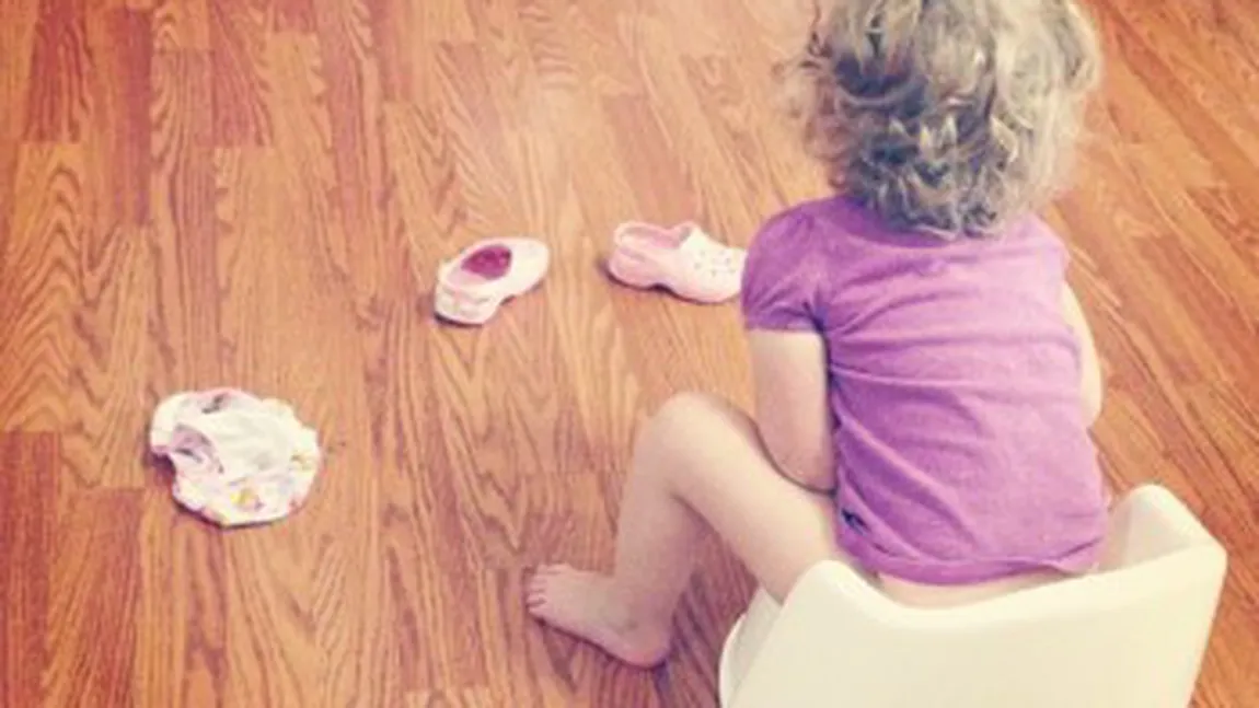 Opt trucuri care chiar funcţionează când îl înveţi pe bebe la oliţă