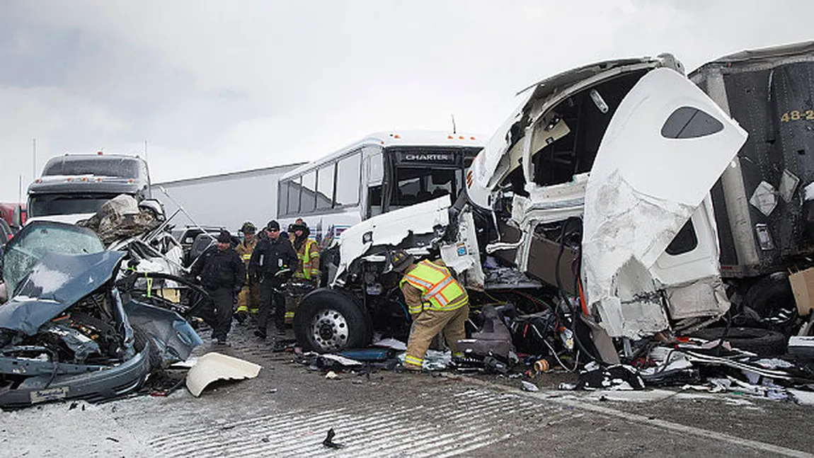 Accident cu 50 de maşini pe o autostradă din Pennsylvania. Cel puţin 3 oameni au murit