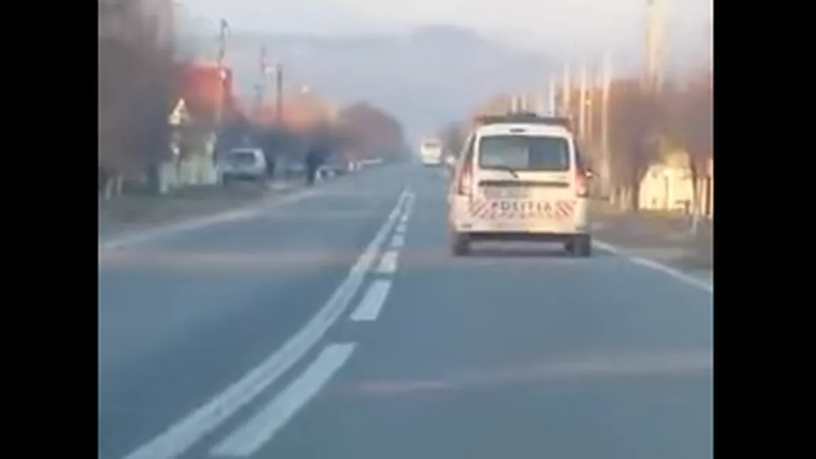 Poliţist filmat în timp ce GONEŞTE cu 120 km pe oră într-un sat VIDEO