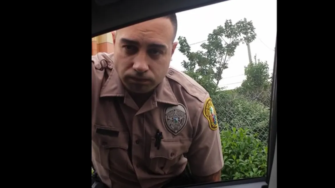 O femeie a obligat un poliţist să oprească maşina şi l-a acuzat că a condus cu viteză excesivă VIDEO