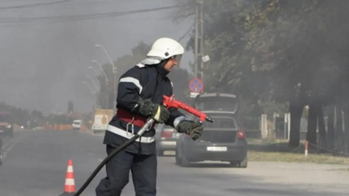 O maşină a luat foc în trafic. Circulaţia a fost întreruptă la Satu Mare