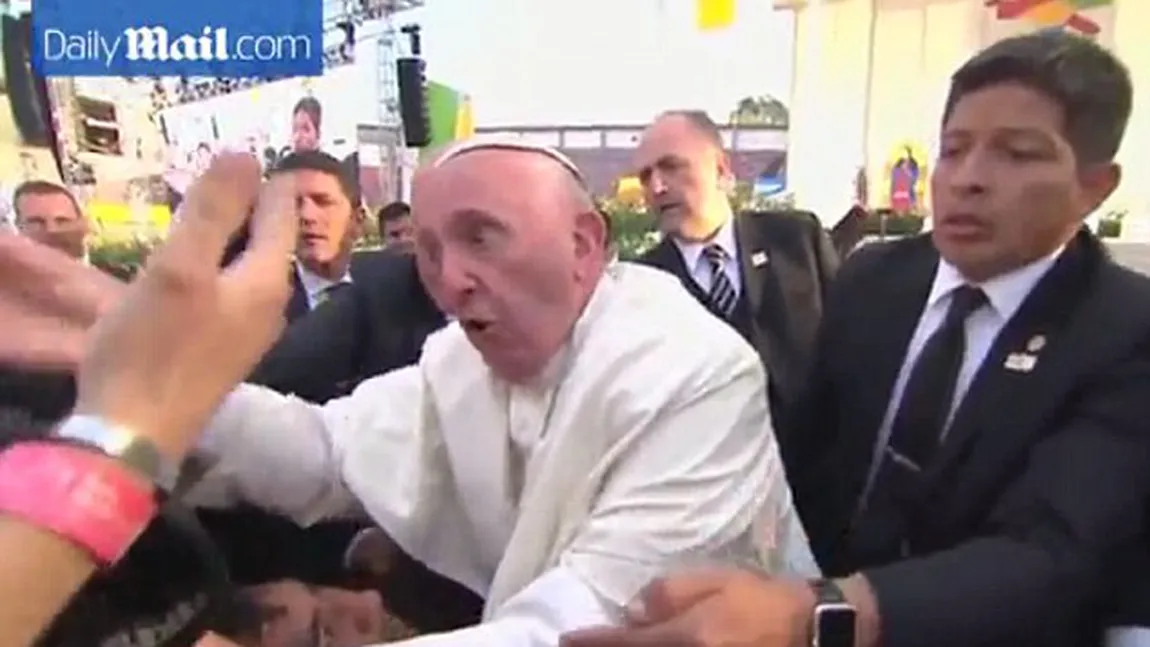 Papa Francisc şi-a ieşit din fire! Suveranul Pontif A CERTAT un credincios VIDEO