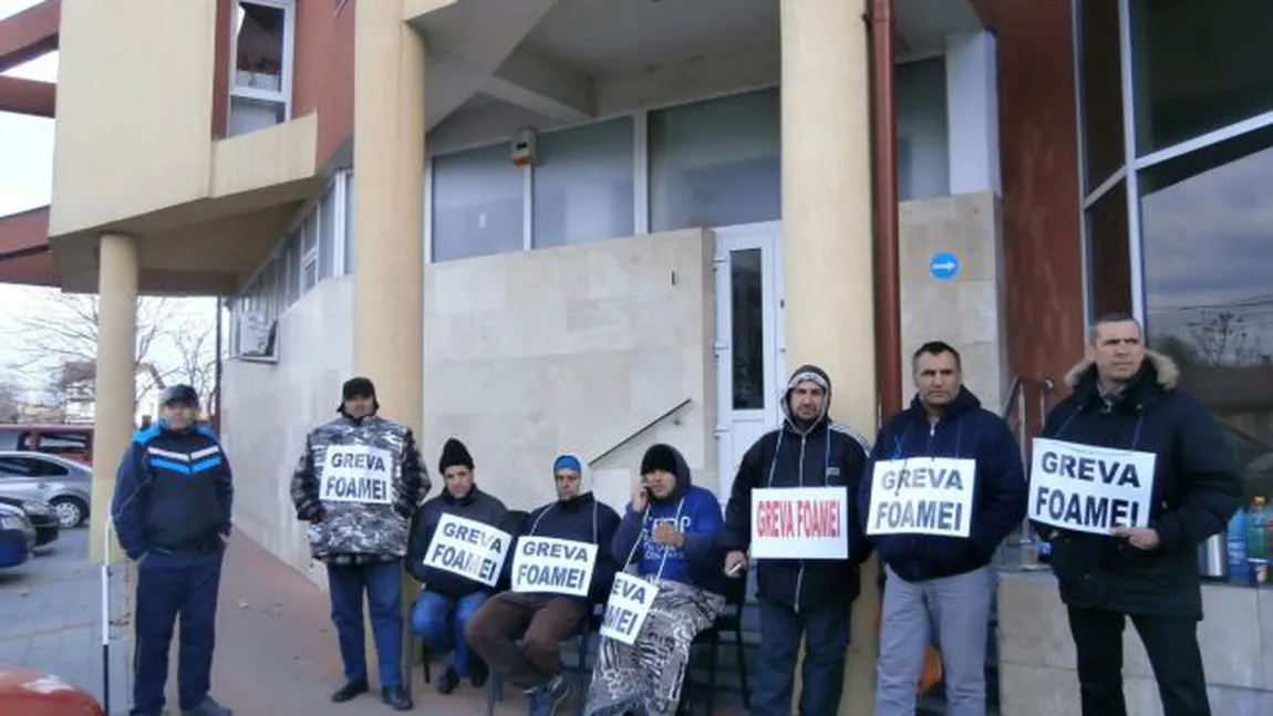 Angajaţii Complexului Energetic Oltenia fac greva foamei în faţa companiei
