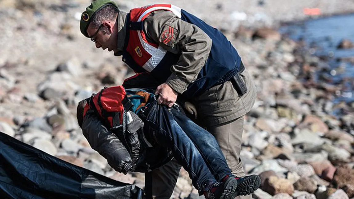 39 de refugiaţi, dintre care majoritatea copii, au murit după ce barca lor s-a scufundat în apele Turciei