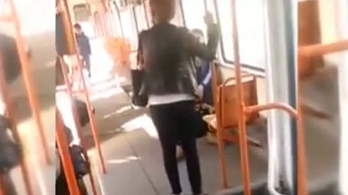 Imagini incredibile într-un tramvai din Bucureşti. O femeie se dezbracă în faţa tuturor şi începe să înjure VIDEO
