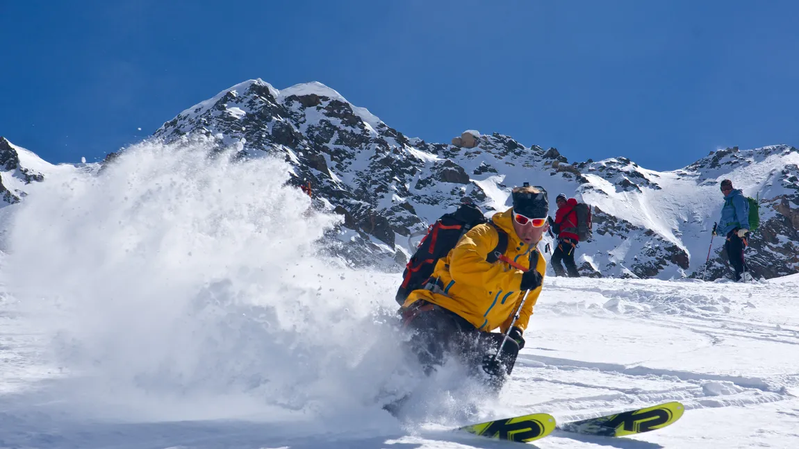 Alpii fac din nou victime: Un schior a murit şi cinci au fost răniţi de o avalanşă