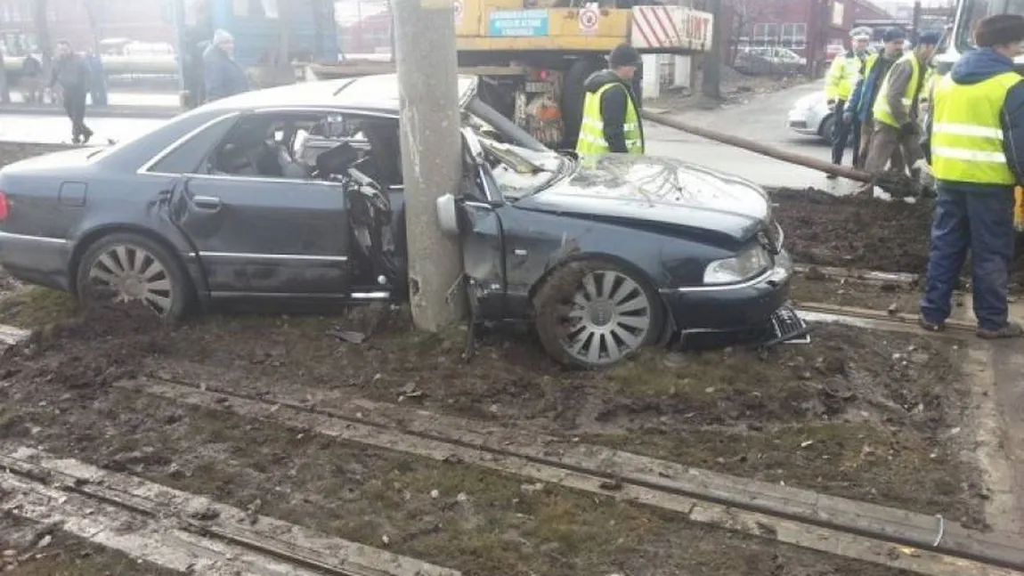 Accident TERIBIL în Iaşi. O maşină de lux a lovit un tramvai FOTO