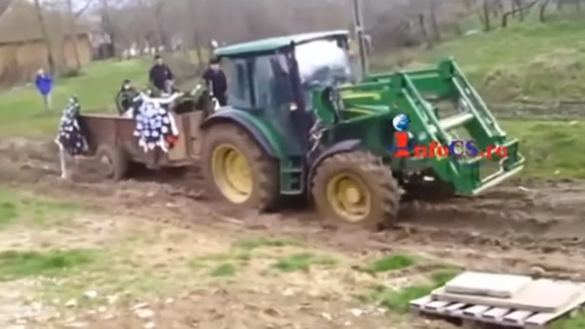 CARAŞ SEVERIN. Bolnavi scoşi din curte cu scara şi morţi duşi la cimitir cu tractorul VIDEO