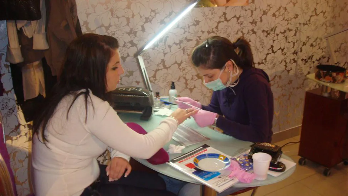 La ce TRUC a recurs o femeie pentru a-şi face unghiile gratis la salon