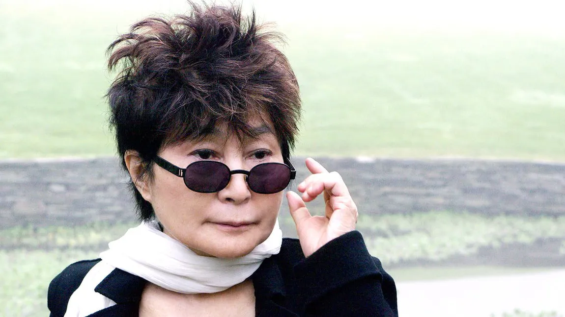 Yoko Ono, văduva lui John Lennon, internată de urgenţă la un spital din New York