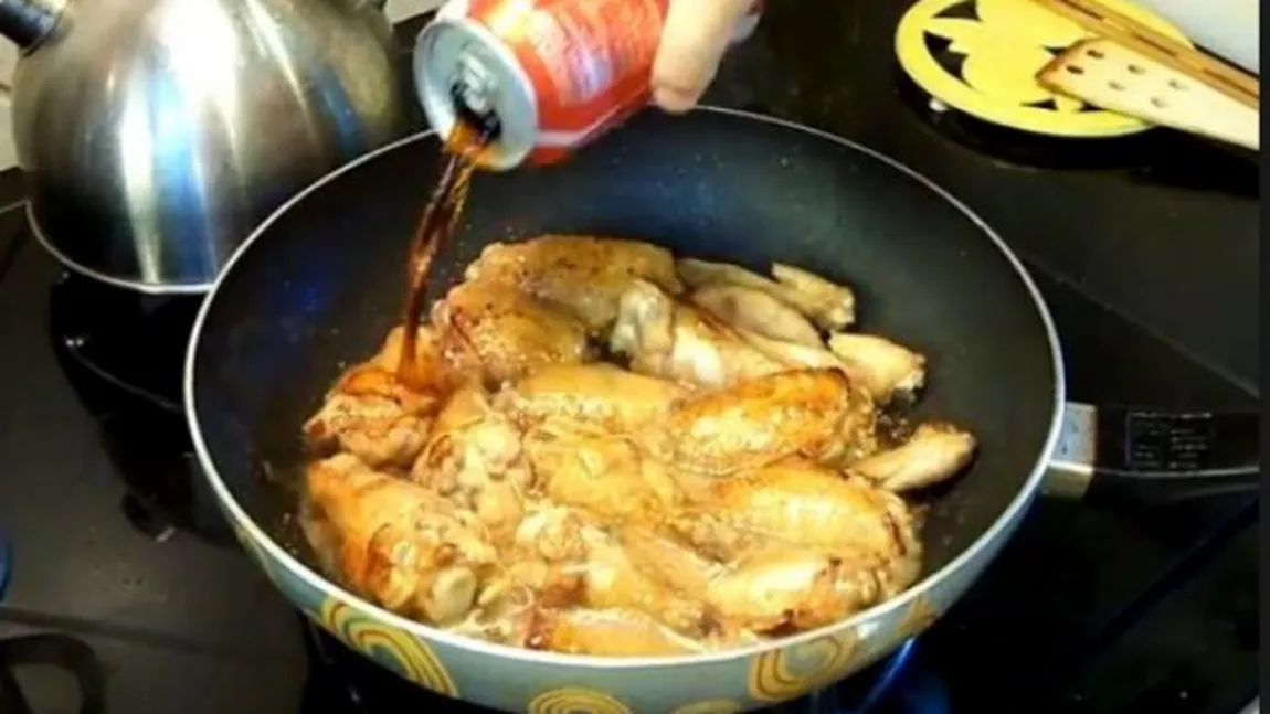 Un truc pe care trebuie să îl ştii! A pus aripioare de pui la prăjit peste care a turnat cola. Rezultatul este FABULOS
