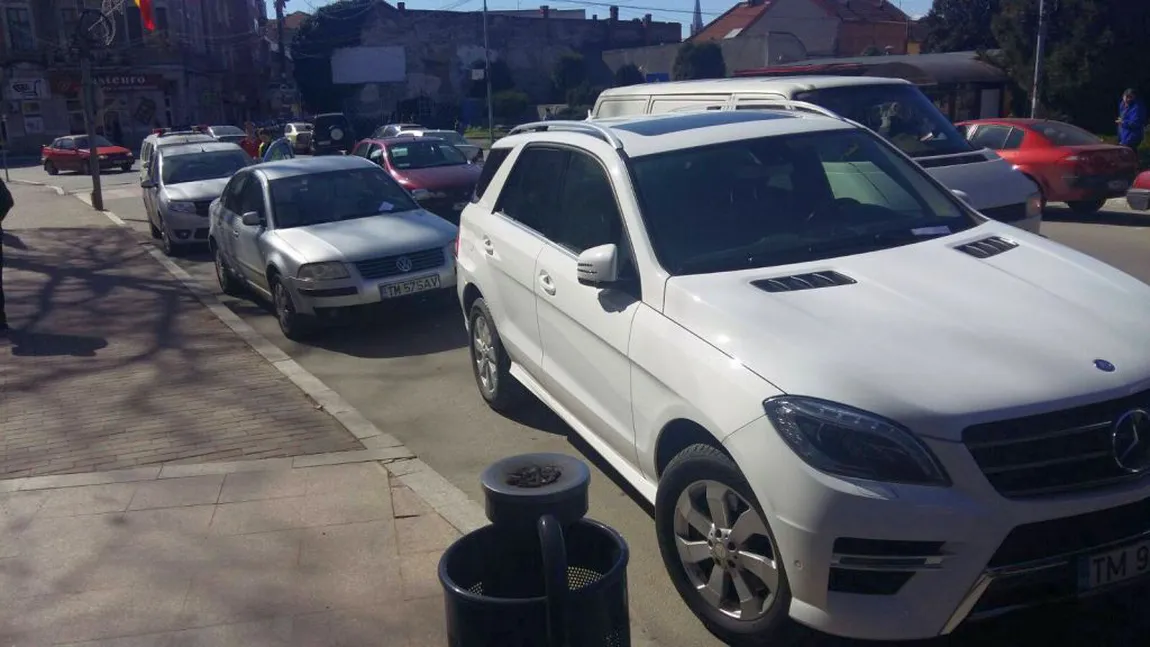 Poliţiştii lugojeni au amendat consilierii locali care au parcat în faţa Primăriei pe interzis