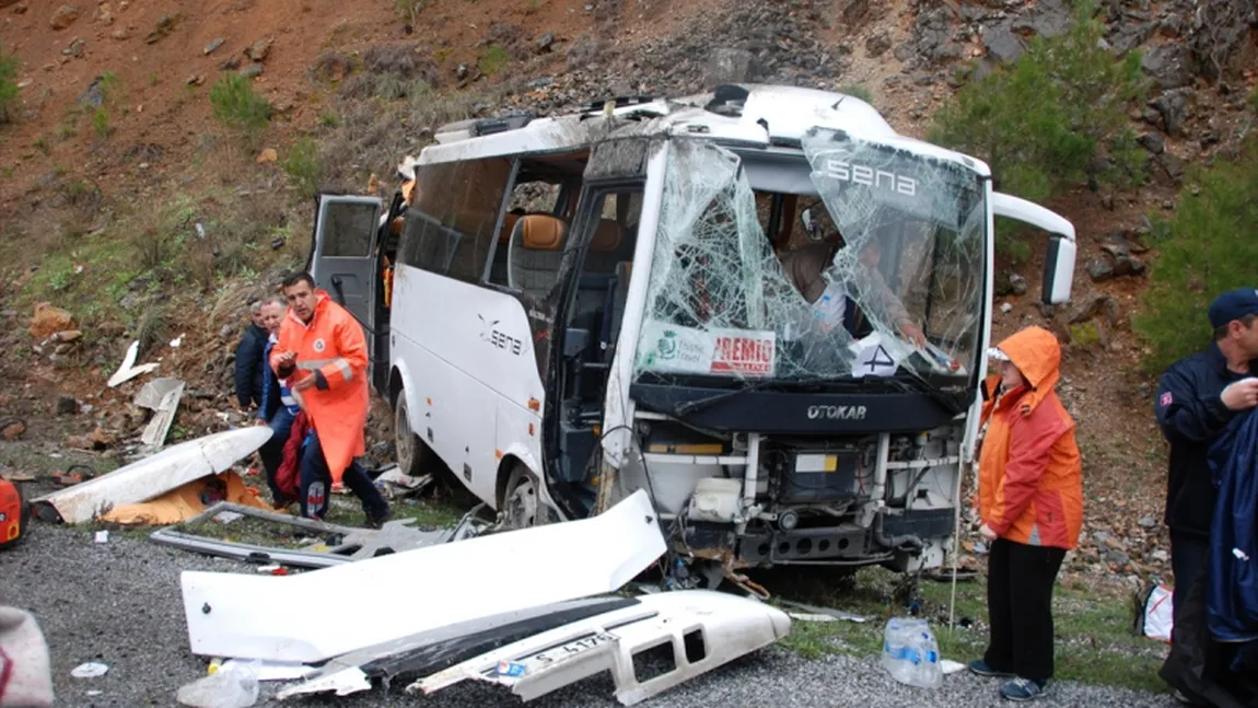 Un microbuz cu turişti români, implicat într-un accident rutier în Turcia: două persoane au murit, 14 sunt rănite VIDEO