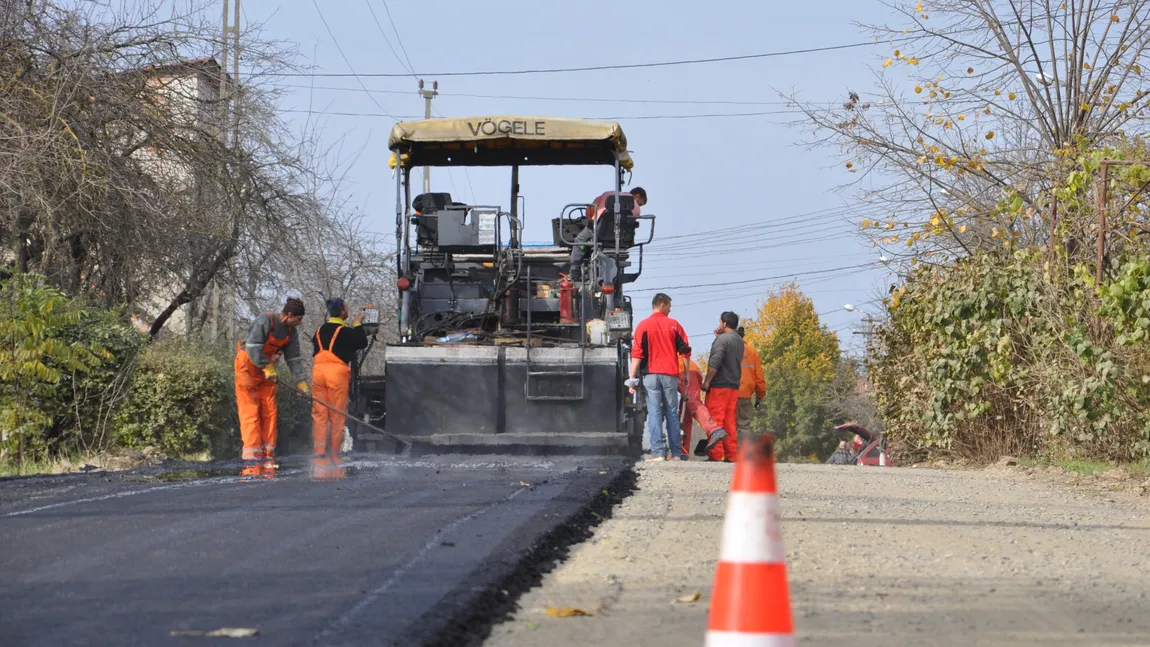 Ieşeni trimişi în judecată pentru că şi-au asfaltat singuri drumul