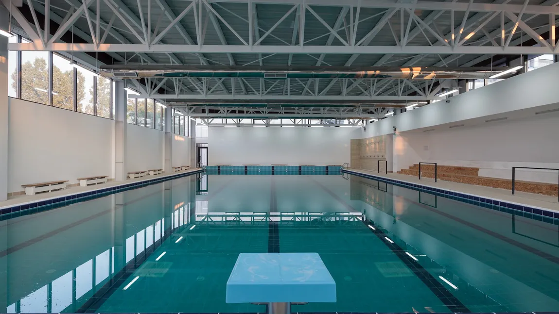 Trei şcoli din Bucureşti, dotate cu complexe sportive cu terenuri de sport şi bazine de înot