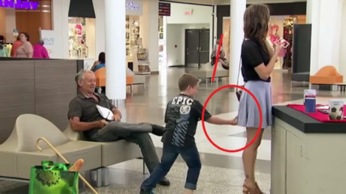 Un puşti ridică fusta unei tipe sexy. Ce se întâmplă imediat după e fabulos VIDEO
