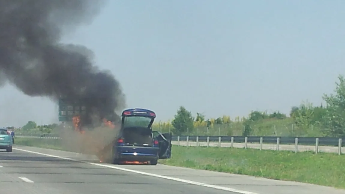 Maşină în flăcări pe Autostrada Soarelui. Circulaţia a fost oprită temporar