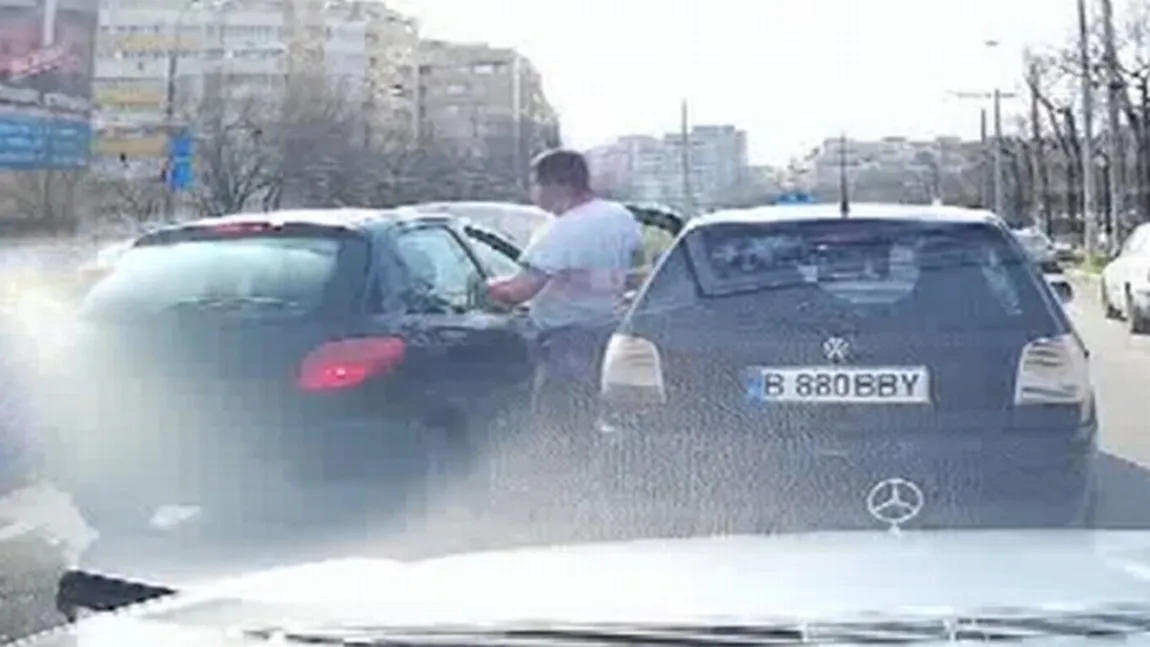 Imagini surprinse în traficul din Bucureşti. Nici la luptele de K1 nu vezi aşa ceva