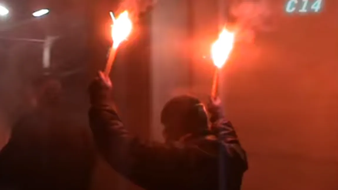 Ambasada Rusiei din Ucraina, atacată cu fumigene. Maşinile ambasadorilor, VANDALIZATE VIDEO