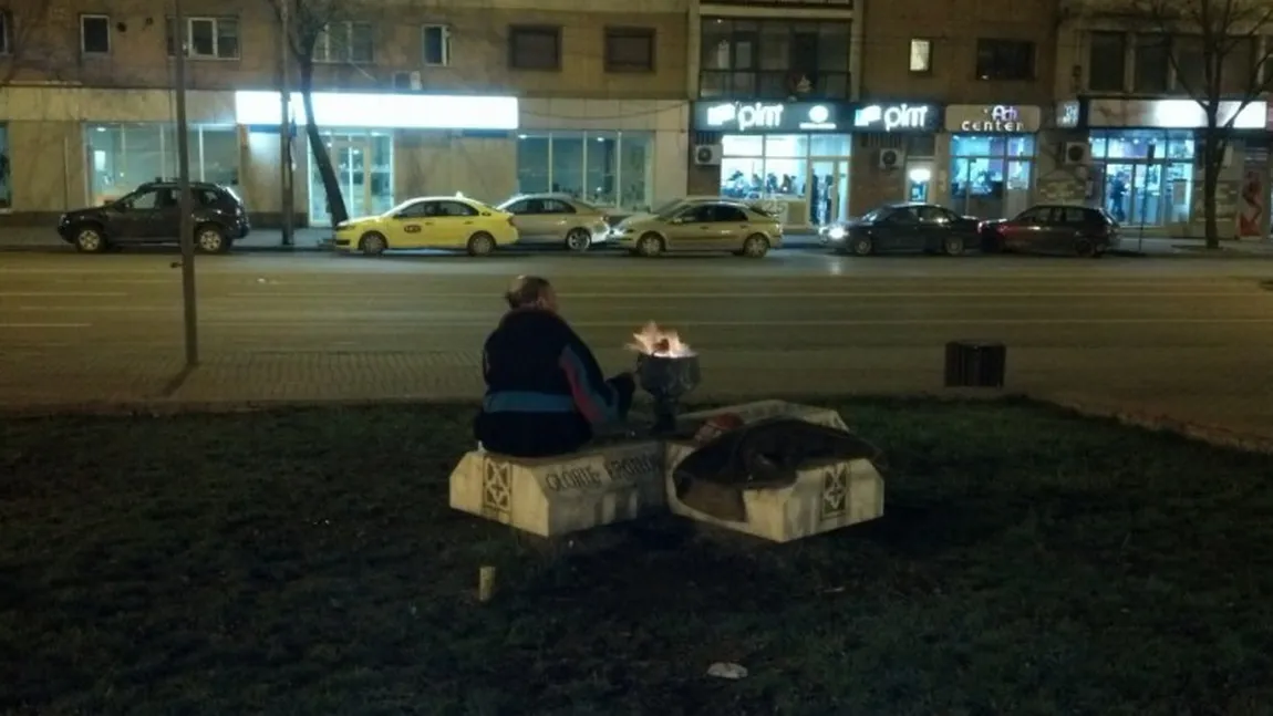 Flacăra eternă din Piaţa Naţiunii Iaşi, folosită pentru a face grătar