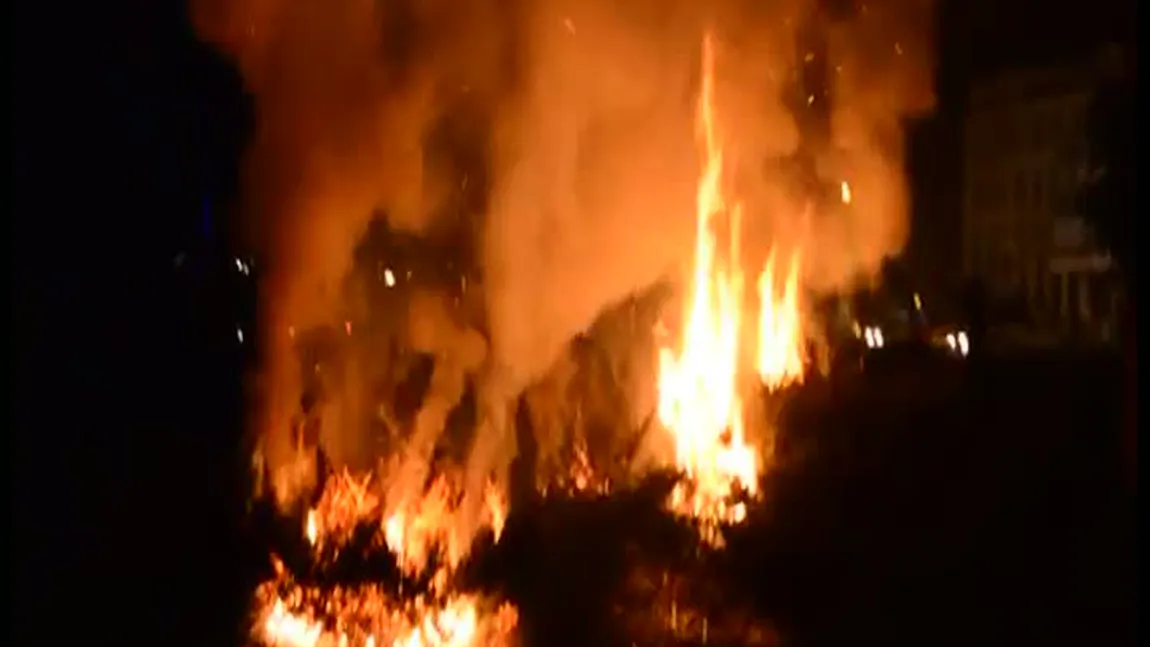 Incendiu la Ora Pământului. Lampioanele aprinse au creat panică într-un parc din Alba Iulia