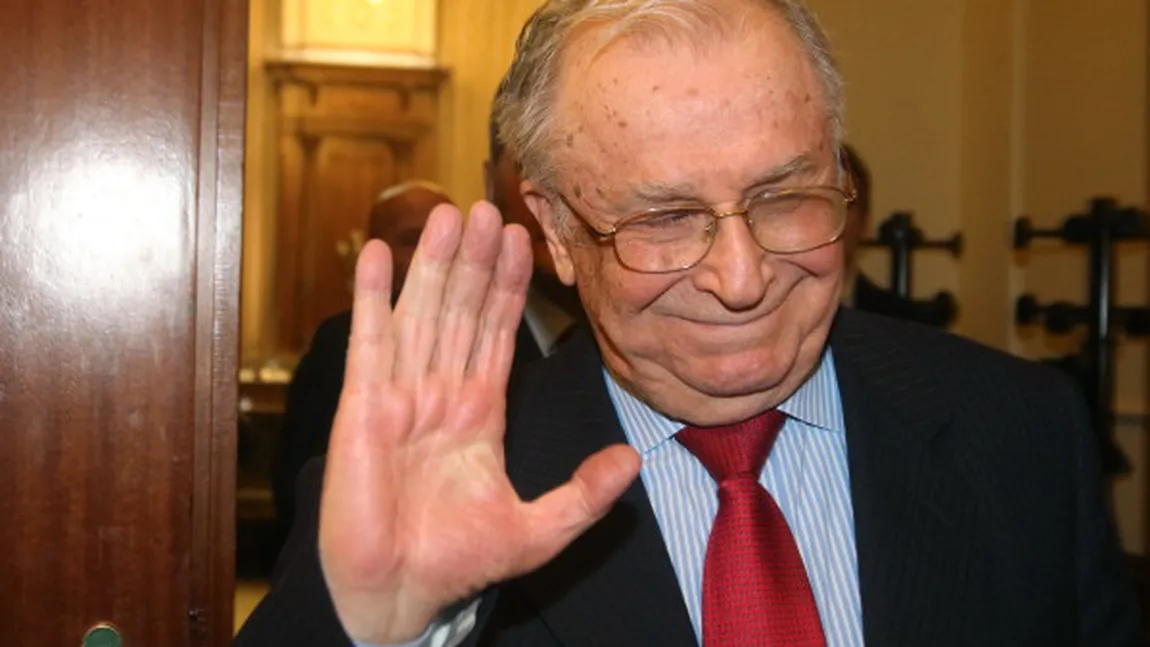 Ion Iliescu, felicitat de ziua de naştere de Klaus Iohannis şi Dacian Cioloş. Ce cadouri a primit