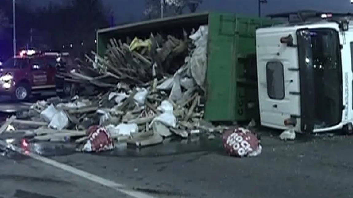 Accident în Capitală. O maşină de gunoi s-a răsturnat în faţa Guvernului VIDEO